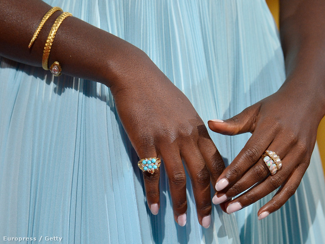 Lupita Nyong'o gondosan manikűrözött keze