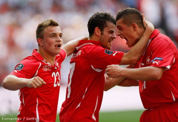 A Barnettával (j) együtt örülő Xhaka és Shaqiri is koszovói származású a svájci válogatottban, akár csak Behrami