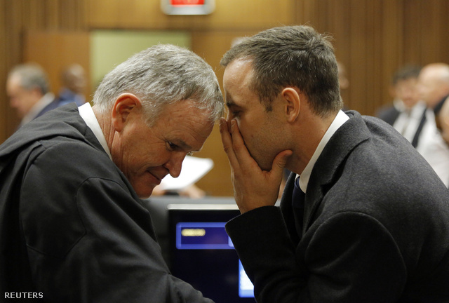 Barry Roux és Oscar Pistorius a tárgyaláson