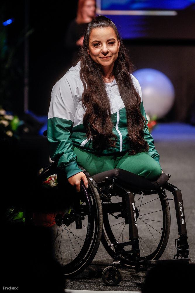 Illés Fanni paraúszó a Tisza cipő támogatásával megalkotott paralimpiai sportruházatban volt látható a kifutón.