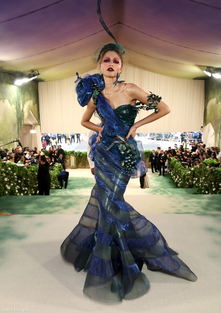 ZendayaA színésznő egy John Galliano által a Maison Margiela Artisanal számára tervezett, páva ihlette ruhában vonult végig a Met-gála szőnyegén