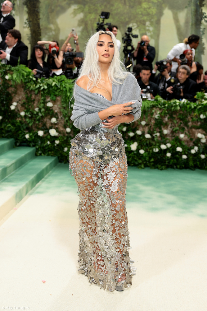 Kim KardashianNem marad el sokkal Jennifer Lopeztől Kim Kardashian sem, aki egy ezüst Maison Margiela Artisanal by John Galliano ruhában tündökölt
