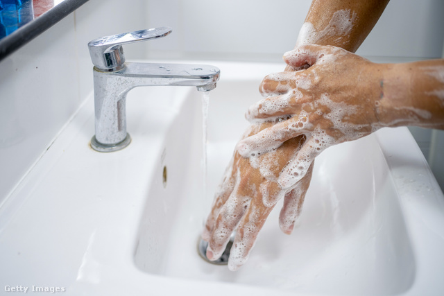 Azt kérik minden kórházba látogatótól, hogy a fertőzések visszaszorítása érdekében mossanak kezet