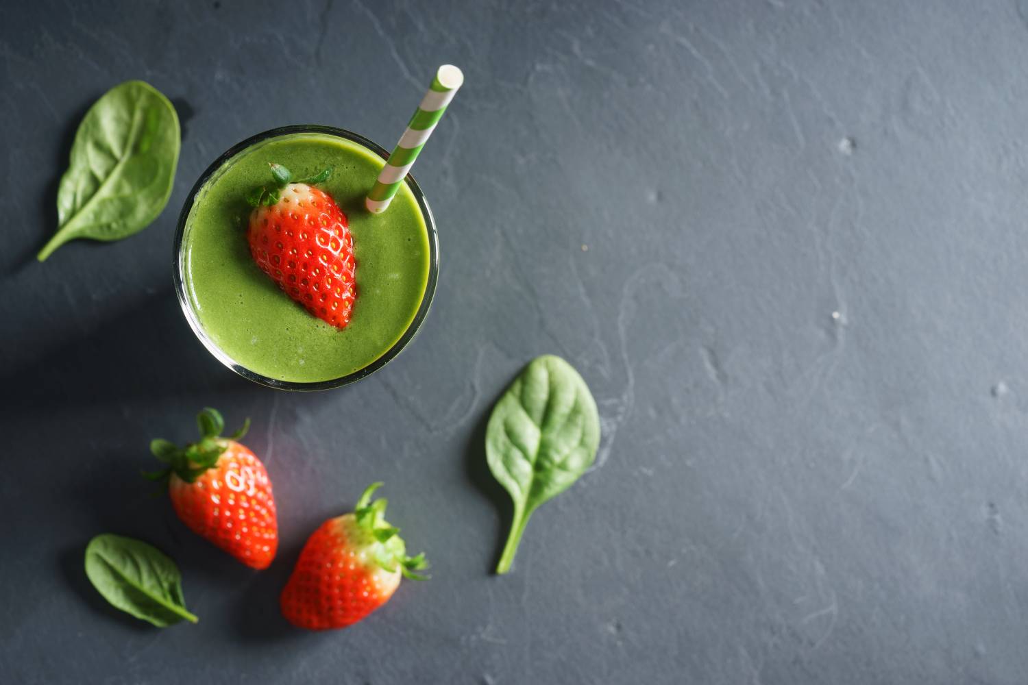 Az eper remekül passzol a spenóthoz, a belőlük készült smoothie pedig igazi rost- és antioxidáns-bomba. Ezeket dobd a turmixba hozzá: 170 gramm bébispenót, egy érett, közepes banán, 10 szem közepes nagyságú eper, 50 gramm ananász, 200 milliliter mandulaital és egy evőkanálnyi chiamag.