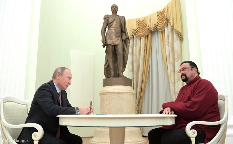 Steven Seagal és Vlagyimir Putyin. (Fotó: Anadolu / Getty Images Hungary)