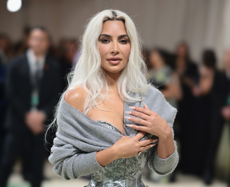 Kim Kardashian
                        Kim Kardashian mostanra rengeteg szépészeti módszert kipróbált, köztük a Drakula-terápiát, amelynek során kiszívják az ember vérplazmáját, szétválasztják a komponenseit, majd az arcbőr alá juttatják az anyagot
