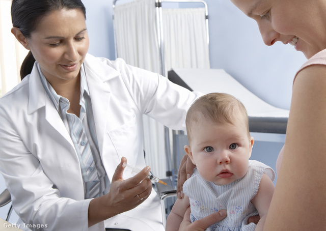 Hazánkban a csecsemők 2 hónapos korukban kapják meg az első védóoltást szamárköhögés ellen