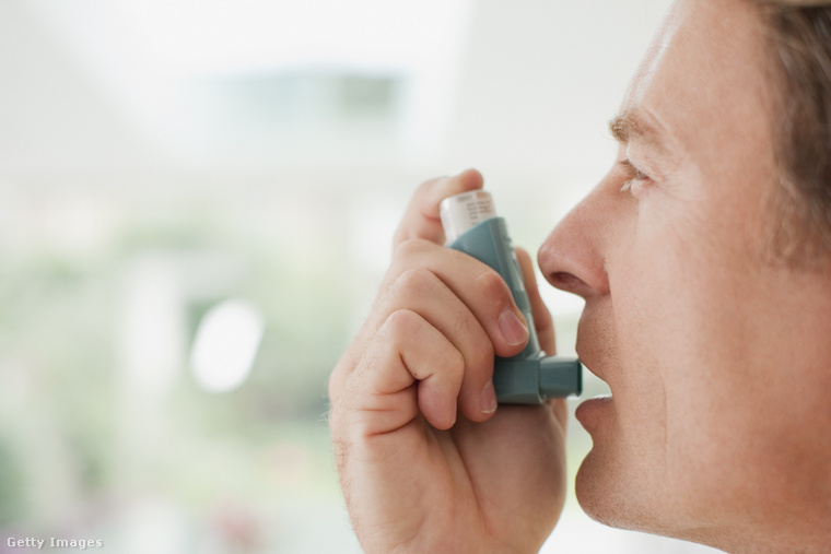 Egy férfi asztmás roham közben. (Fotó: Martin Barraud / Getty Images Hungary)