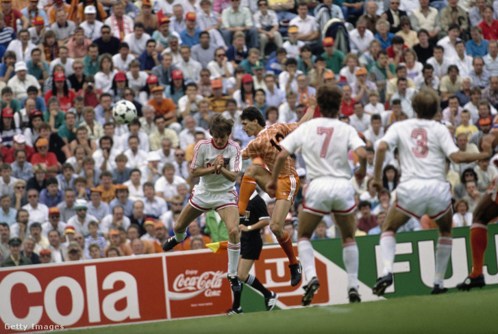 Van Basten az Eb-döntők történetének egyik legszebb gólját rúgta az 1988-as fináléban
