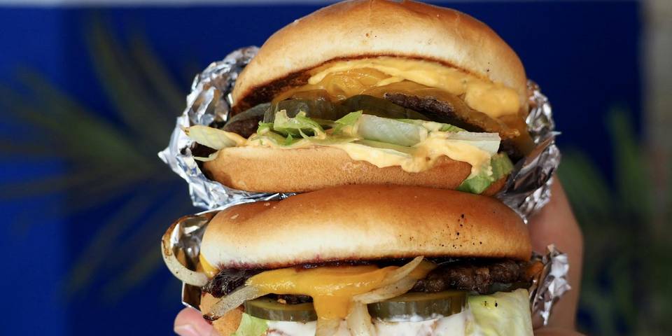 A város alighanem legolcsóbb smash burgere – Megnéztük a csepeli Kék Tányért