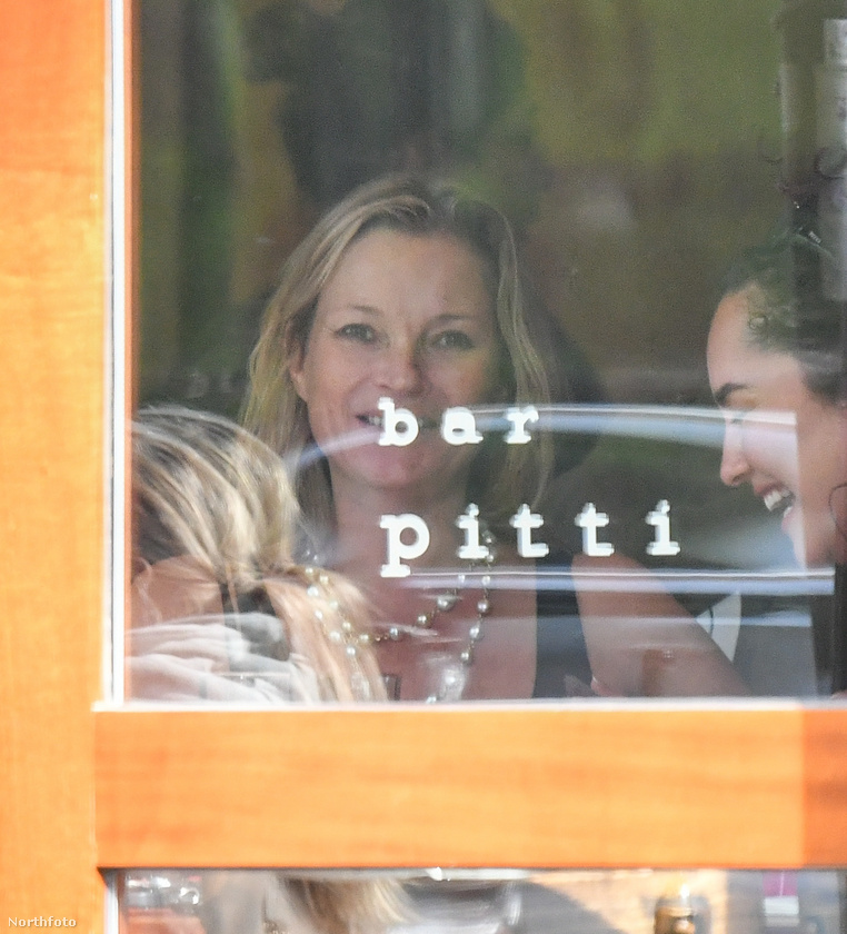 Kate Moss, az örökifjú angol szupermodell, a New York-i hírességek kedvenc találkozóhelyén, a Bar Pittiben vacsorázott barátaival