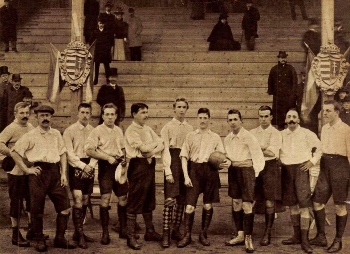 A Budapesti Torna Club kezdőcsapata 1897-ben: bal szélen Stobbe Ferenc, balról a negyedik Hajós Alfréd, mellette Iszer Károly, a kezében labdával pedig Ray Ferenc