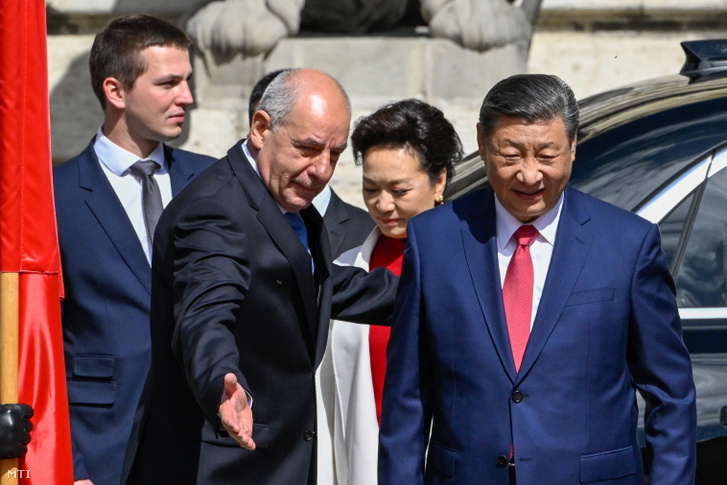Sulyok Tamás köztársasági elnök (b) katonai tiszteletadással fogadja Hszi Csin-ping kínai elnököt a Budavári Palota Oroszlános udvarában 2024. május 9-én