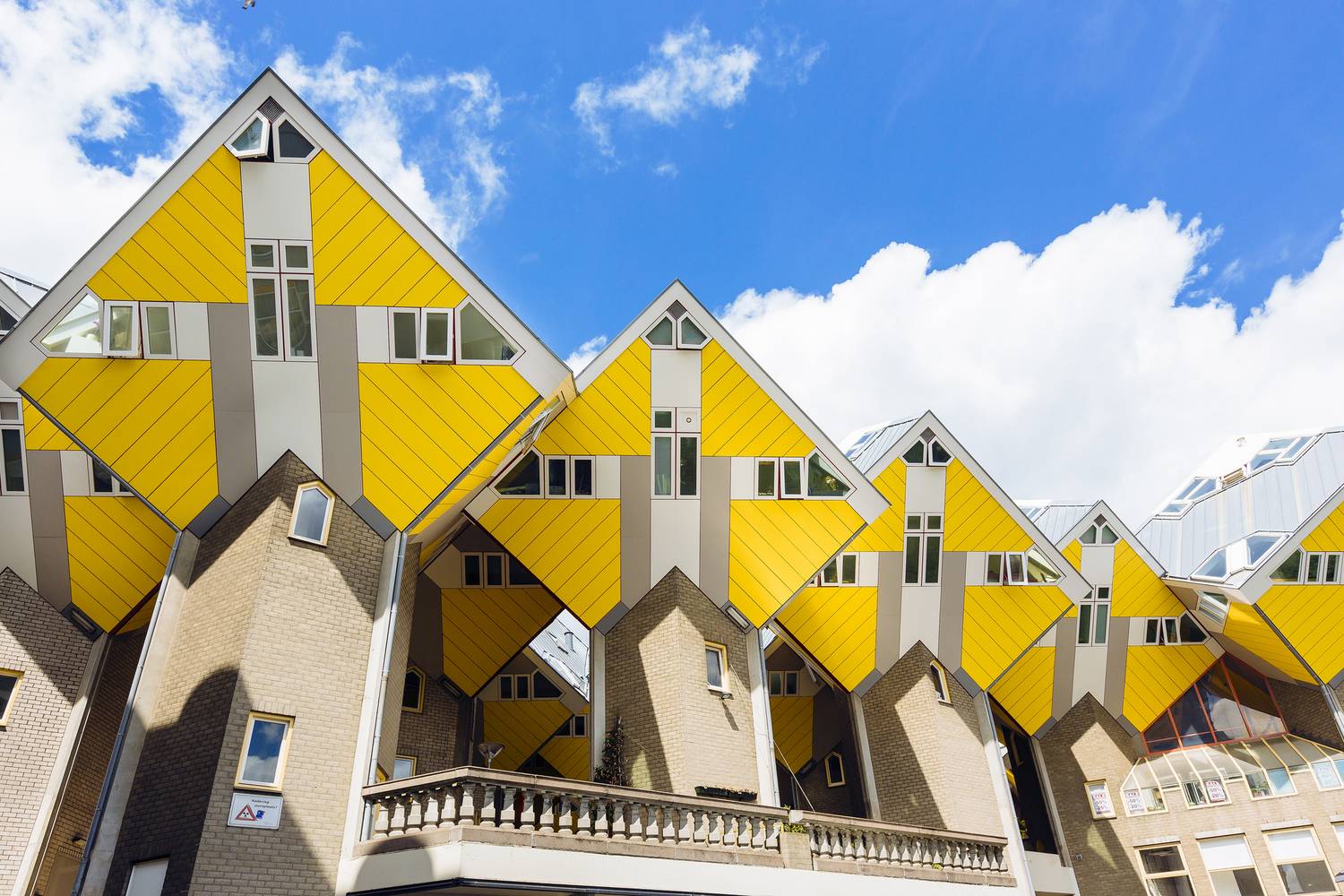 Az 55 fokban megdöntött kockaházakat Rotterdamban építette Piet Blom holland építész az 1970-es években. Az élénksárga házak többségében ma is élnek, lépcső vezet az első emeletre, ahol a konyha, a nappali és étkező van, míg a másodikon két hálószoba és a fürdő található.