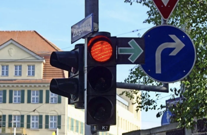 Németországban is használják a jobbra mutató zöld nyilat, ilyenkor szabad a kanyarodás. (Fotó: 9GAG)