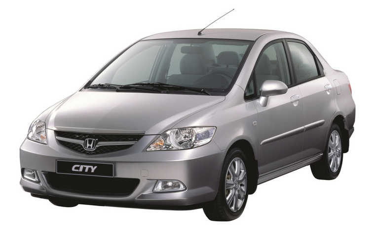 Honda City (2002-2008) - A kétezres években virágkorukat élték nálunk a puttonyos kisautók, a Honda sem tudta megállni, hogy importálja thaiföldi divíziójának művét.