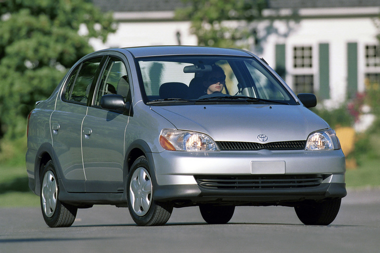 Toyota Echo (1999-2005) - Ez az aránytalan szedán az alapjait adó ferdehátú Yarisszal egyszerre készült, de feltűnő, hogy a csomagtartóját csak rábarkácsolták a hátára.