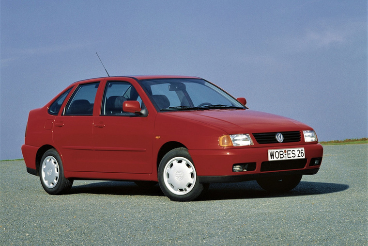 Volkswagen Polo Classic (1995-1999) - A kétajtós Derby után nem a lépcsőshátú karosszéria, hanem a négyajtós felépítés számított újdonságnak a spanyol gyártású Classic esetében.