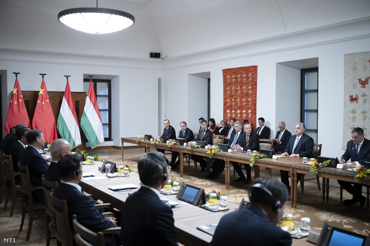 Orbán Viktor miniszterelnök (szemben j2) és Hszi Csin-ping kínai elnök (háttal j5) plenáris tárgyalása a Karmelita kolostorban 2024. május 9-én