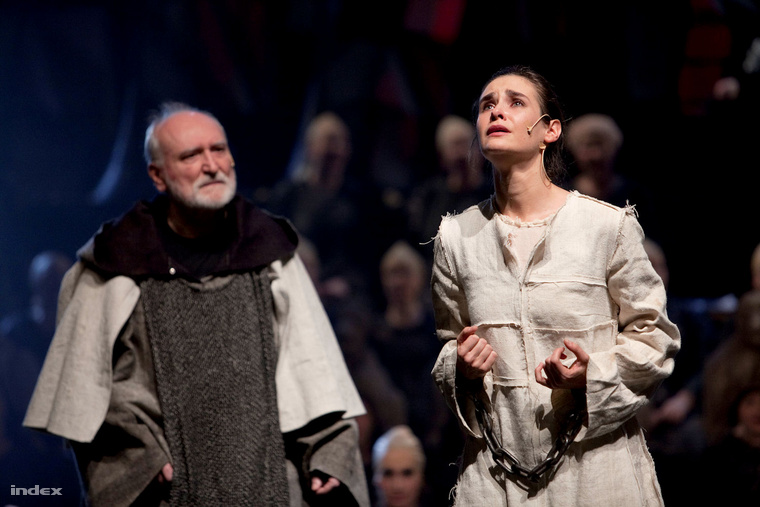 Blaskó Péter és Tompos Kátya a Nemzeti Színház színpadán, a Johanna a máglyán című darabban. (Fotó: Karip Timi / Index)