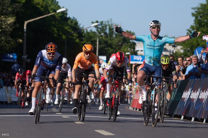 A győztes brit Marc Cavendish, az Astana Qazaqstan csapat versenyzője a célban a 45. Tour de Hongrie országúti kerékpáros körverseny második, 162 kilométeres Tokaj-Kazincbarcika közötti szakaszán, Kazincbarcikán 2024. május 9-én.