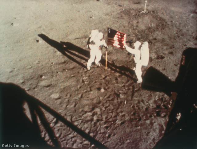 Még mindig sokan kételkednek abban, hogy Neil Armstrong és Edwin Aldrin a világon elsőként zászlót bontott a Holdon 1969-ben