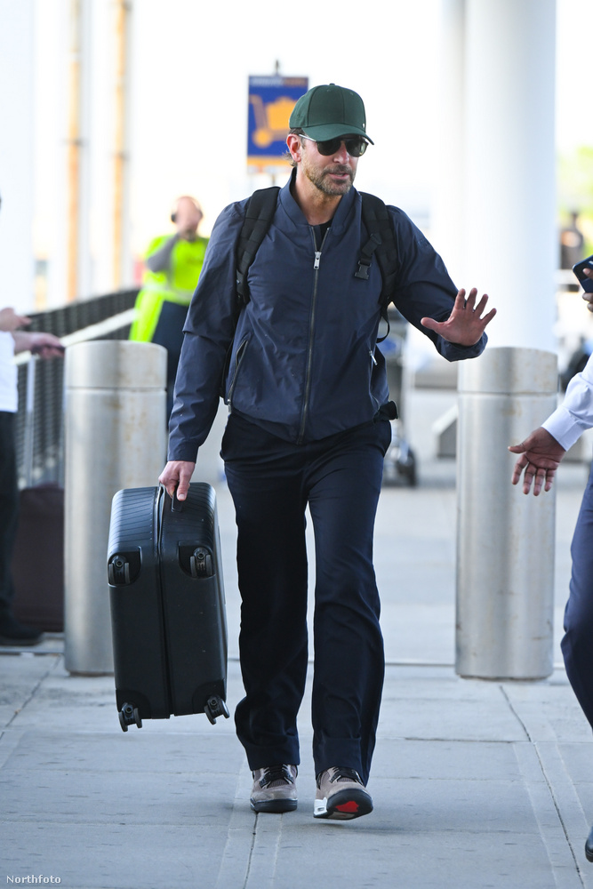 Bradley Coopert a New York-i JFK repülőtéren került a paparazzik látóterébe, amikor megérkeztek párjával, Gigi Hadiddal