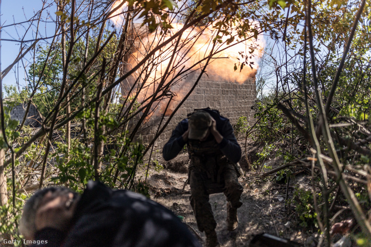 Ukrán katonák a fronton, miközben folytatódik az Oroszország és Ukrajna közötti háború 2024. május 8-án