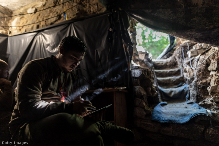 Ukrán katona egy óvóhelyen Csasziv Jar közelében 2024. május 8-án