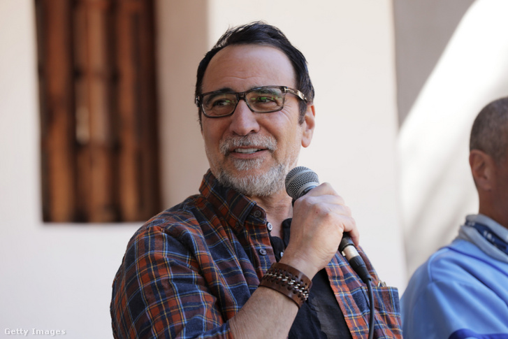 Paul Dergarabedian beszél a The Future of Cinema in the Age of Streaming szemináriumon a 37 éves Santa Barbara Nemzetközi Filmfesztiválon a De La Guerra udvarban 2022. március 8-án