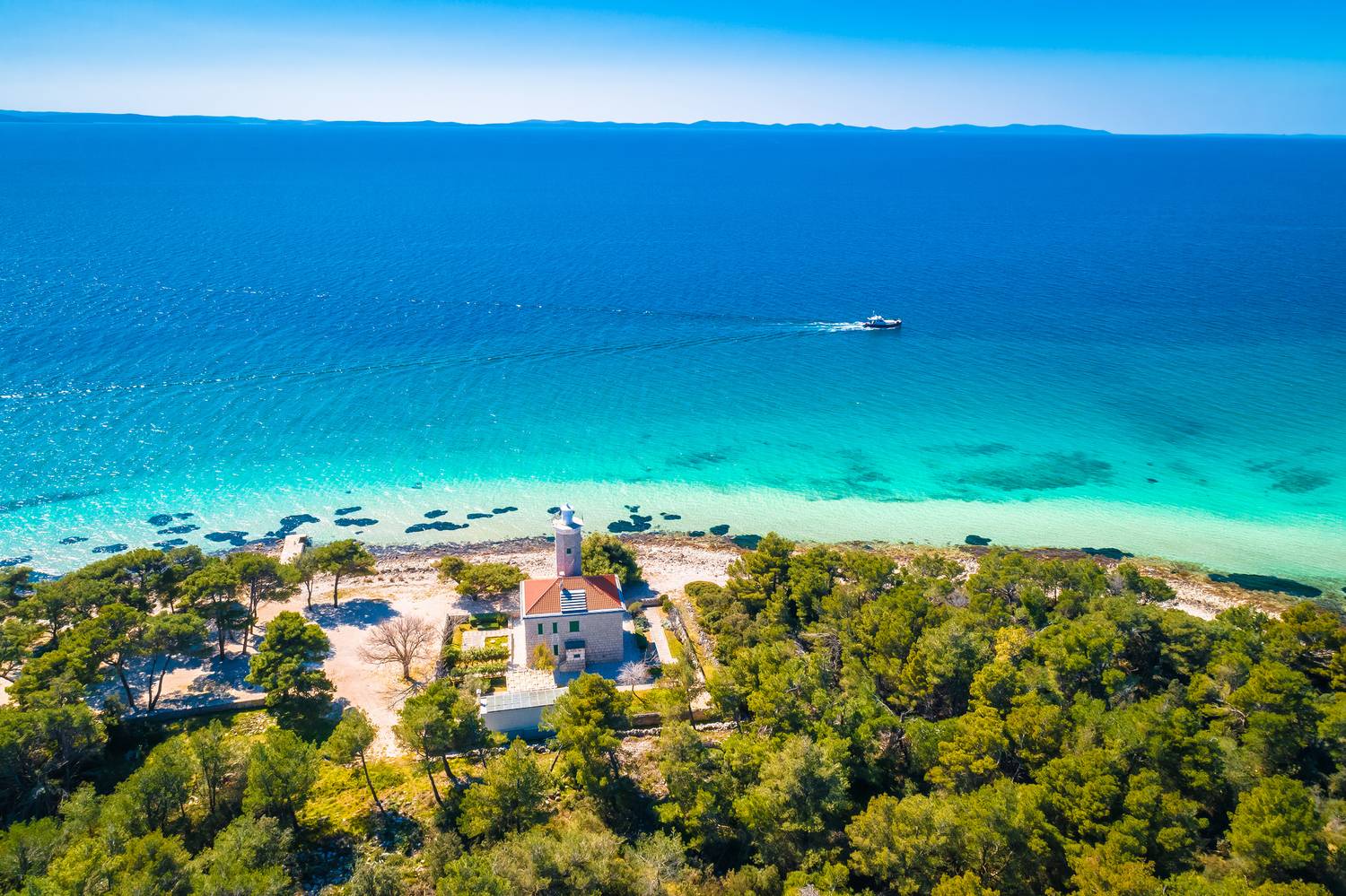 Zadar északi régiójában található Vir szigete, amelyet imádnak a magyarok a foglalási adatok szerint, sok magyar tulajdonú apartman is van itt, és megannyi látnivaló a világítótoronytól az izgalmas, vörös sziklákig.