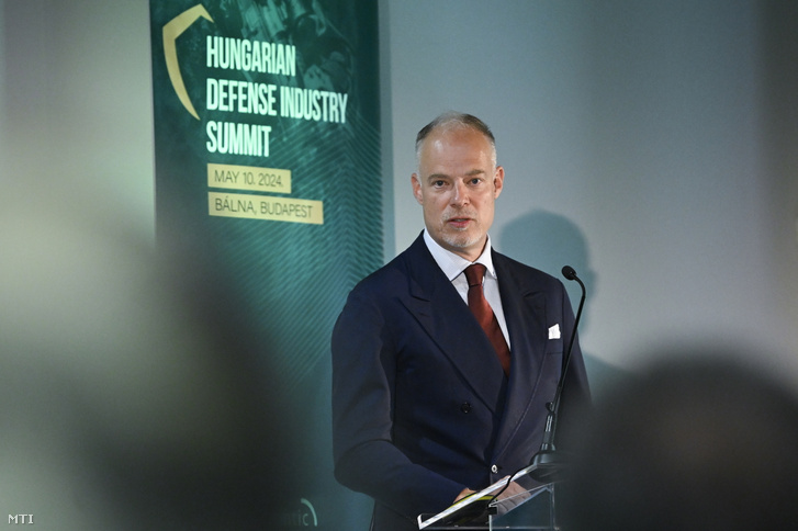 Szalay-Bobrovniczky Kristóf honvédelmi miniszter beszédet mond a Hungarian Defense Industry Summit rendezvényén Budapesten a Bálna Honvédelmi Központban 2024. május 10-én