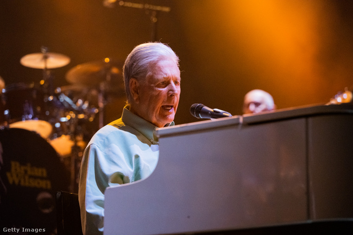 Brian Wilson énekes, a klasszikus rockzenekar, a The Beach Boys alapító tagja fellép a The Forum színpadán 2022. június 9-én, a kaliforniai Inglewoodban