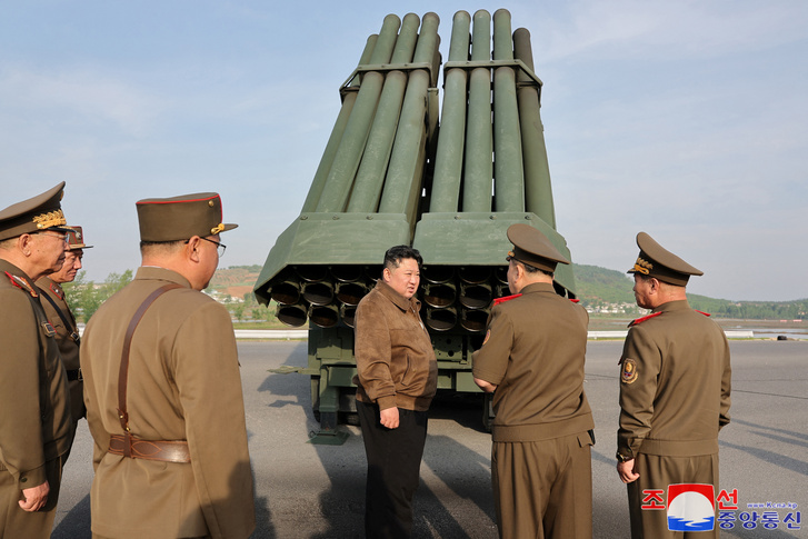 Kim Dzsong Un észak-koreai vezető ellenőrzi az ország tüzérségi fegyverrendszerét, és részt vesz az ilyen fegyverek próbalövésén 2024. május 10-én
