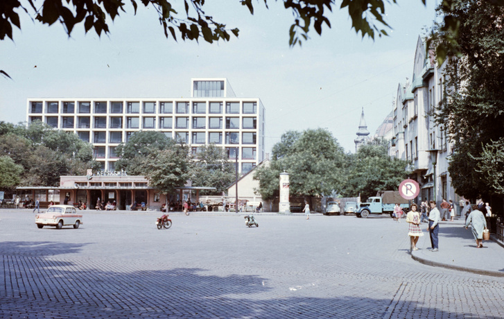 Kossuth tér, Aranyhomok Szálló, jobbra hátul a görögkeleti szerb templom tornya, 1962