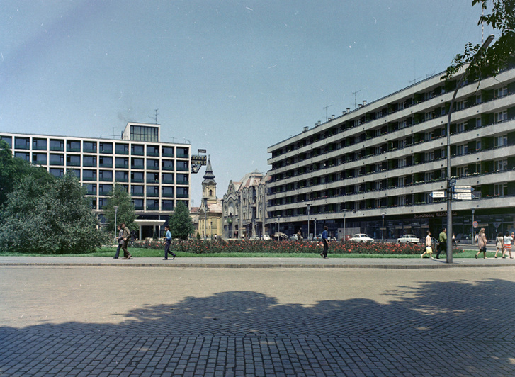 Kossuth tér, balra az Aranyhomok Szálló, középen hátul a görögkeleti szerb templom, 1970