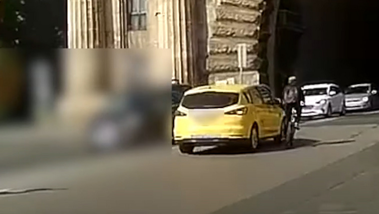Kirúghatják a taxist, aki összebalhézott egy szabálytalanul közlekedő biciklissel Budapesten