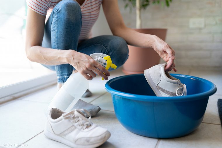 Tisztítószer és öblítés&nbsp;A mosáshoz folyékony mosószert ajánlott használni, mivel a mosópor könnyen megmaradhat a cipők szöveteiben