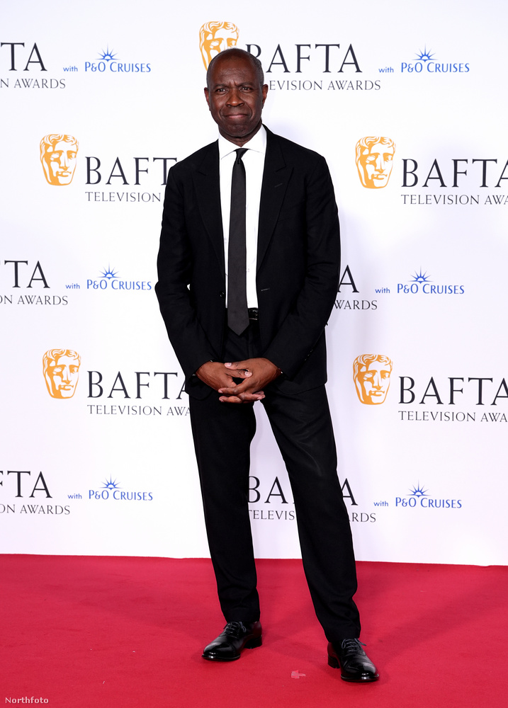 Clive Myrie újságíró kifejezetten fess volt ebben az egyszerű, ám annál elegánsabb öltönyben.&nbsp;A teljesség igénye nélkül a következőkben listázunk néhány BAFTA-nyertest:Legjobb színész: Timothy Spall (The Sixth Commandment)Legjobb színésznő: Sarah Lancshire (Happy Valley)Legjobb férfi mellékszereplő: Matthew Macfadyen (Utódlás)Legjpbb női mellékszereplő: Jasmine Jobson (Toy Boy)Legjobb dráma sorozat: Top BpyLegjobb tényfeltáró sorozat: Lockerbie