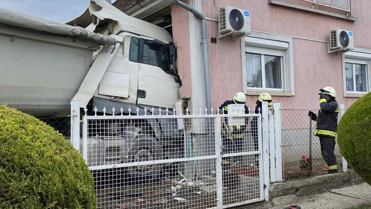 Berobbant a nappaliba egy teherautó Enyingen