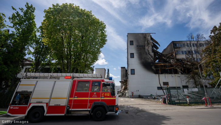 Egy tűzoltóautó áll az út szélén egy fémtechnológiai vállalatnál keletkezett nagy tűz után Berlin-Lichterfelde városában 2024. május 6-án