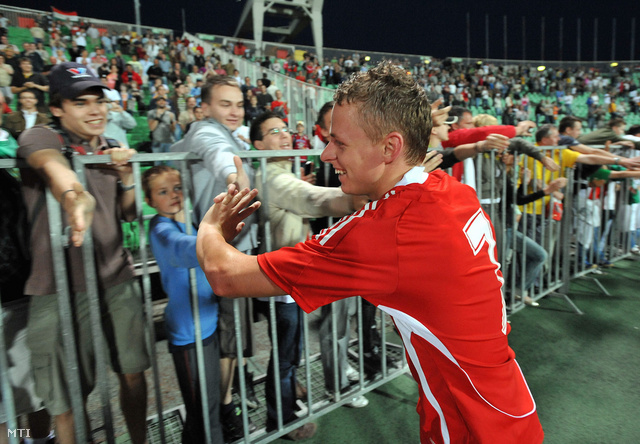 Dzsudzsák Balázs megköszöni a szurkolóknak a bíztatást a 2008-as Magyarország-Görögország barátságos mérkőzés után