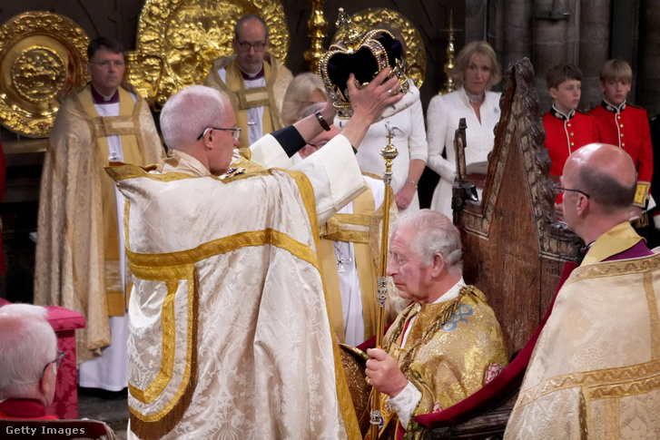 III. Károly királyt megkoronázza Szent Eduárd koronájával a canterburyi érsek, Justin Welby a koronázási szertartáson a westminsteri apátságban 2023. május 6-án Londonban