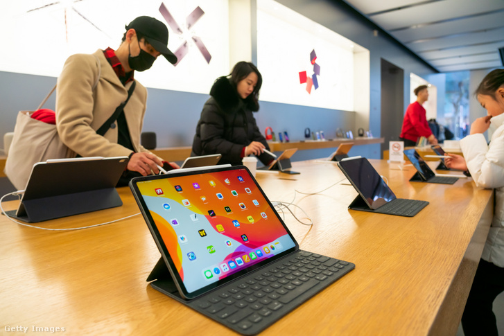 Vásárlók iPad Pro termékeket próbálnak ki egy sanghaji Apple üzletben