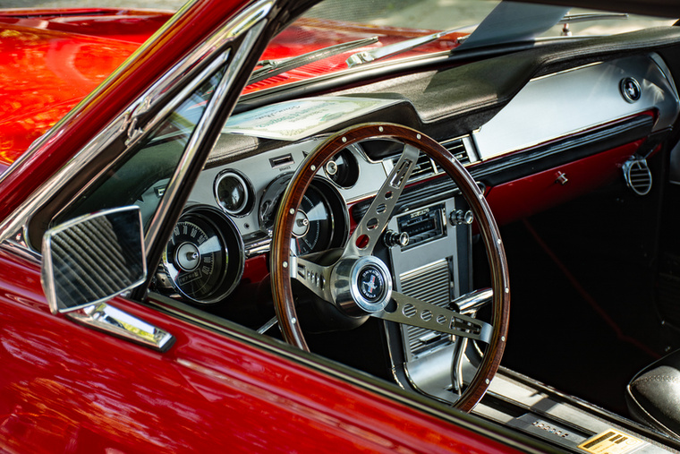 Jellegzetes műszerfaláról könnyű felismerni a Ford Mustangot, ez a belső egy 1968-as kupéhoz tartozik.