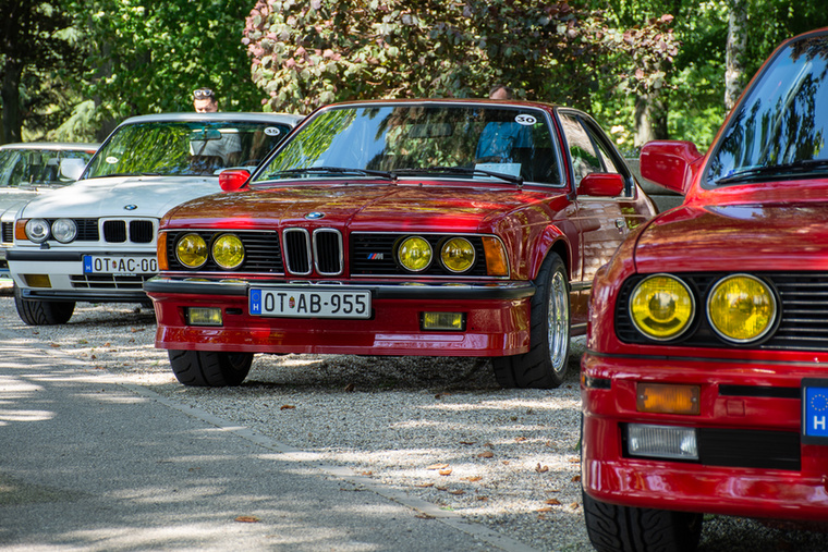 Bőven volt választék M-es BMW-kből, az E24-es M635CSi-t egy E30-as M3 és egy E34-es M5 fogta közre.