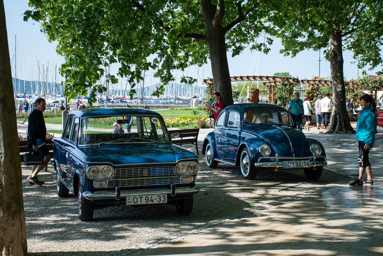 Korban és színben is passzol egymáshoz az 1965-ös Fiat 1500 és az 1960-as Volkswagen 1200.