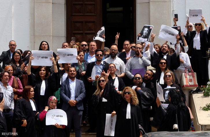 Ügyvédek transzparenseket visznek a Sonia Dahmani, az elnökkel szemben kritikusan nyilatkozó ismert ügyvéd letartóztatása elleni tiltakozás során az Igazságügyi Palota épülete előtt, Tunéziában 2024. május 13-án