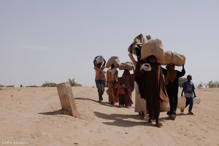 Menekültek érkeznek a szudáni és csádi határra 2024. április 22-én a csádi Adre városában
