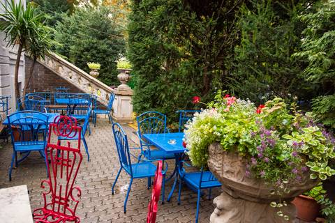 5 secret gardens in Budapest to eat, drink, and relax